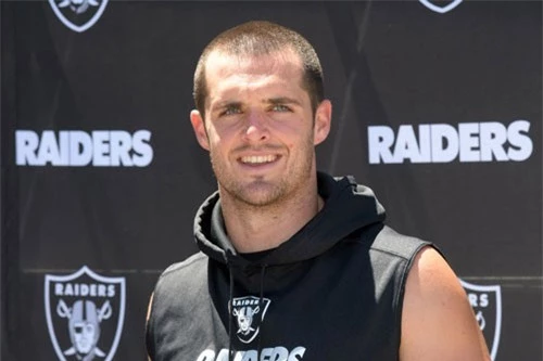 9. Cầu thủ bóng bầu dục Derek Carr - tổng thu nhập: 42,1 triệu USD.