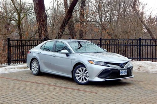 8. Toyota Camry Hybrid LE 2019 (tổng quãng đường di chuyển mỗi lần tiếp nhiên liệu: 983 km).