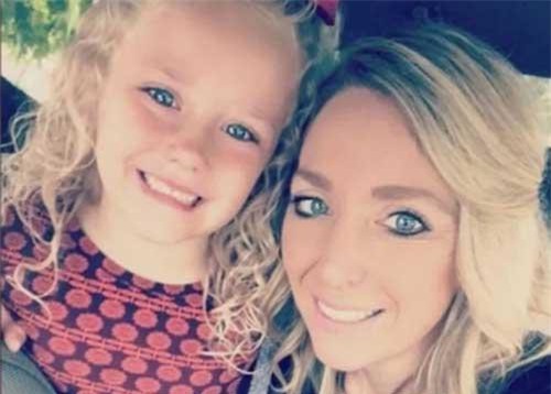 Bé gái bị chế nhạo vì tên là Abcde