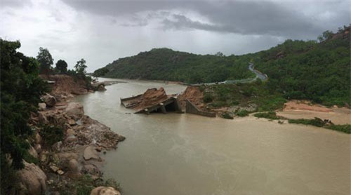 Làm đường tạm “giải cứu” 340 hộ dân bị cô lập vì cầu sập