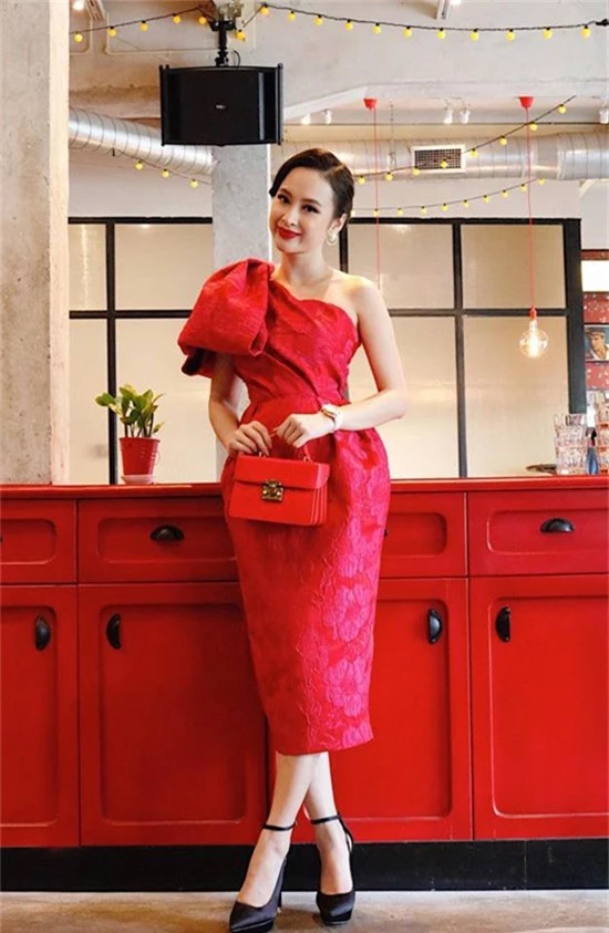 Túi xách tay đồng điệu với xu hướng thời trang 2018 cũng được nữ hoàng thảm đỏ chọn lựa khéo léo để hoàn thiện set đồ.