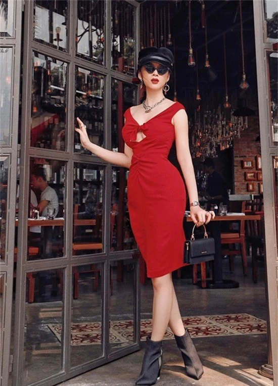 Ngoài trang phục của các nhà mốt nổi tiếng, Angela Phương Trinh còn nhiệt tình lăng xê các mẫu váy áo do chính em gái của mình - Phương Trang thiết kế.