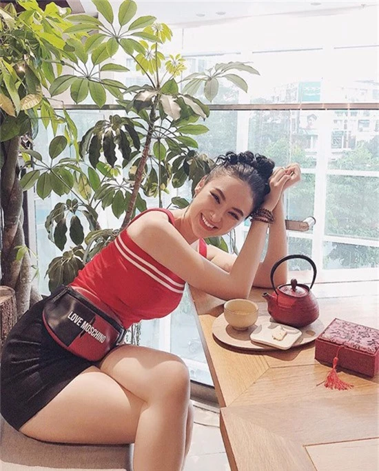Sắc đỏ trong phong cách street style được Angela Phương Trinh thể hiện theo khuynh hướng khoẻ khoắn và gợi cảm.