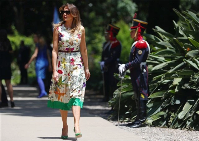  Bà Melania chọn chiếc váy họa tiết hoa cỏ với đường viền màu xanh (Ảnh: Reuters) 