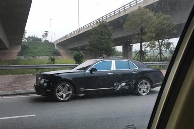 Bentley Mulsanne hàng chục tỷ đồng bị thủng sườn sau va chạm liên hoàn tại Hà Nội - Ảnh 2.