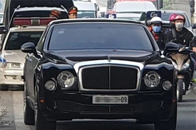 Bentley Mulsanne hàng chục tỷ đồng bị thủng sườn sau va chạm liên hoàn tại Hà Nội - Ảnh 3.