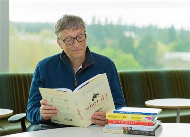 Tỷ phú Bill Gates đọc 50 quyển sách mỗi năm. Ảnh: Times. 