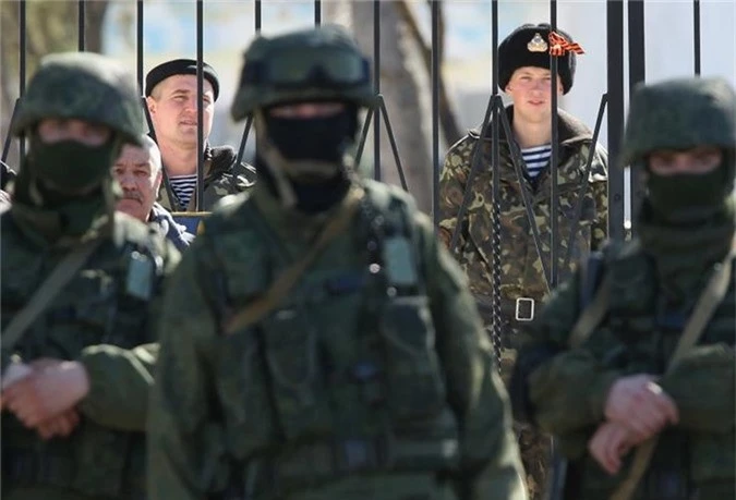 Binh sĩ Ukraine tại một căn cứ quân sự Ukraine ở Crimea thời điểm tháng 3-2014, thời điểm Crimea bị Nga sáp nhập. Hàng ngàn binh sĩ Ukraine đã rời khỏi Crimea sau khi lãnh thổ này thuộc về Nga. Ảnh: GETTY IMAGES