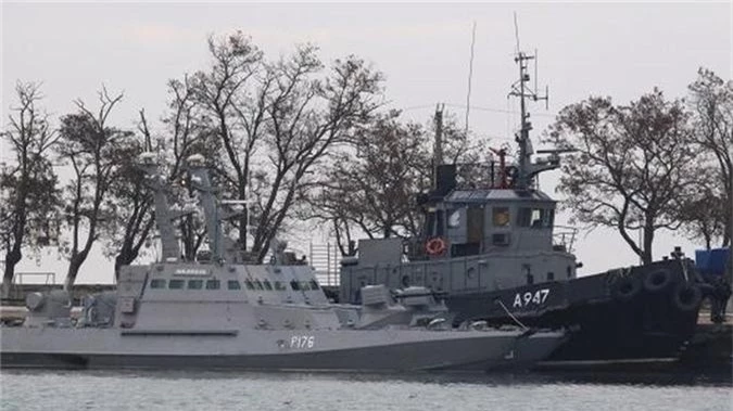 Ba tàu hải quân Ukraine bị Nga đưa về đậu tại cảng Kerch ở Crimea. Ảnh: REUTERS
