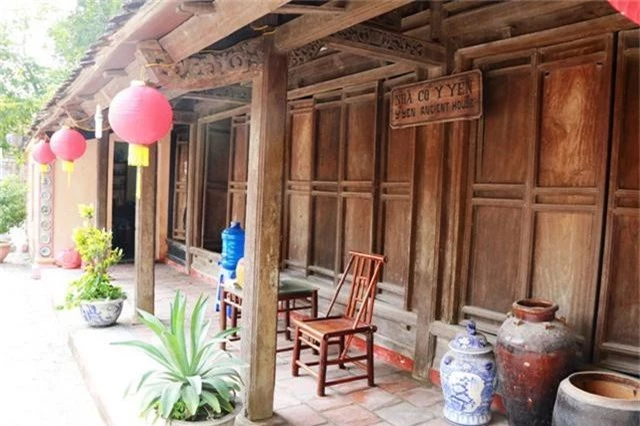 Nhà cổ Ý Yên (Nam Định) là một trong những ngôi nhà cổ xưa có tuổi đời trên 100 năm. Ngôi nhà khu nhà giàu này có các thiết kế, họa tiết hoa văn tinh xảo, lát gạch Bát Tràng. Các vật dụng sinh hoạt bên trong cũng độc đáo và giá trị, xứng tầm với chủ nhân của ngôi nhà xưa kia.