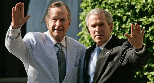  Cựu Tổng thống George H.W. Bush và con trai - cựu Tổng thống George W. Bush. (Ảnh: Getty) 