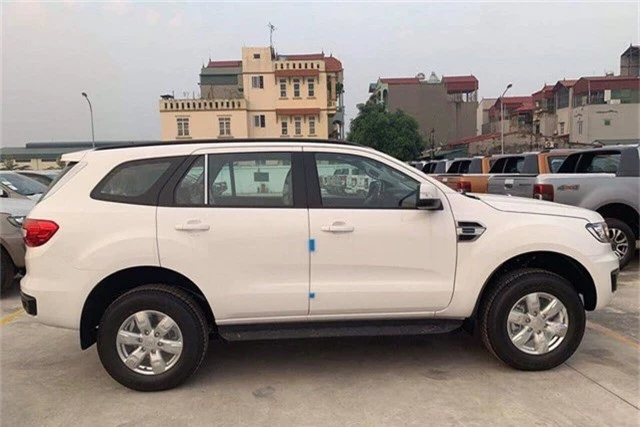 Ford Everest tiêu chuẩn giá 999 triệu đồng đã về Việt Nam: Nhiều công nghệ hơn trước, giao từ nửa sau tháng 12 - Ảnh 1.