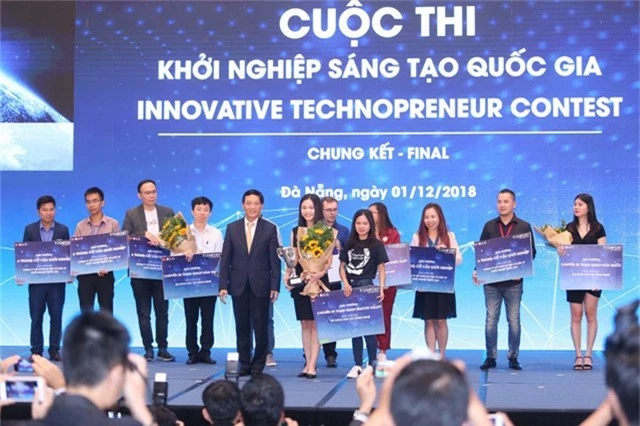 
Thứ trưởng Bộ Khoa học và Công nghệ Trần Văn Tùng trao cúp vô định và phần thưởng cho đội Abivin.
