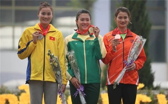 Lê Tú Chinh (giữa) giành HCV nội dung sở trường 200m nữ