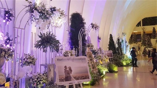 Toàn bộ không gian tiệc cưới được trang trí tỉ mỉ với hoa hồng và lan trắng vô cùng lãng mạn.