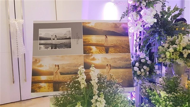 Ảnh cưới của cặp đôi được chụp tại bãi biển trưng bày trong không gian lộng lẫy