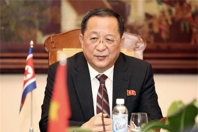  Ngoại trưởng Triều Tiên Ri Yong-ho trong cuộc họp với Bộ trưởng Ngoại giao Việt Nam Phạm Bình Minh tại Hà Nội ngày 30/11. (Ảnh: Reuters) 