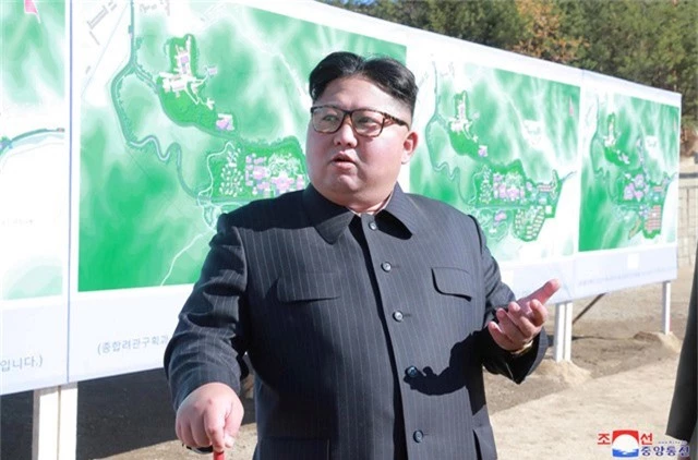  Ông Kim Jong-un thị sát một công trình xây dựng tại Triều Tiên hồi tháng 10. (Ảnh: Reuters) 