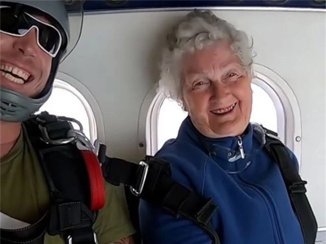 Tinh thần của cụ bà 82 tuổi khá thoải mái trước khi thực hiện cú nhảy từ trên máy bay