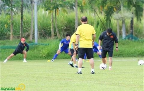 Nhan bong tu tro ly doi tuyen, HLV Park Hang Seo noi hung da bong vao xa ngang.