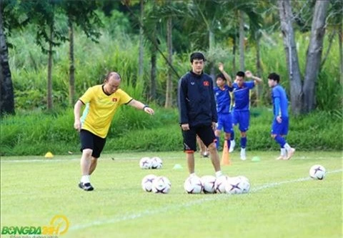 Ong thay nguoi Han Quoc tung nhieu lan choi danh cuoc vui voi cac hoc tro o man da bong vao xa ngang,