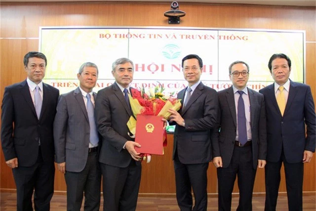 Bộ trưởng Nguyễn Mạnh Hùng trao quyết định công tác cán bộ cho Thứ trưởng Nguyễn Minh Hồng. Ảnh: Bộ TT&TT