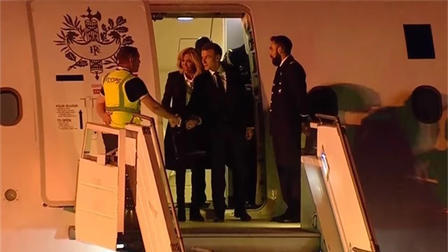  Tổng thống Pháp Emmanuel Macron bắt tay nhân viên sân bay khi tới Argentina. (Ảnh: RT) 
