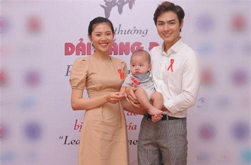 Vợ chồng Chúng Huyền Thanh lần đầu bế con trai bụ bẫm đi sự kiện