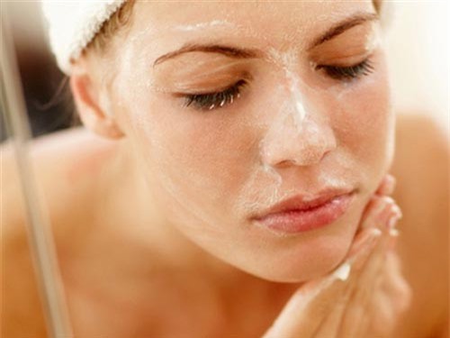 Coi chừng ung thư da vì dùng rượu ngâm rễ cây làm đẹp mặt