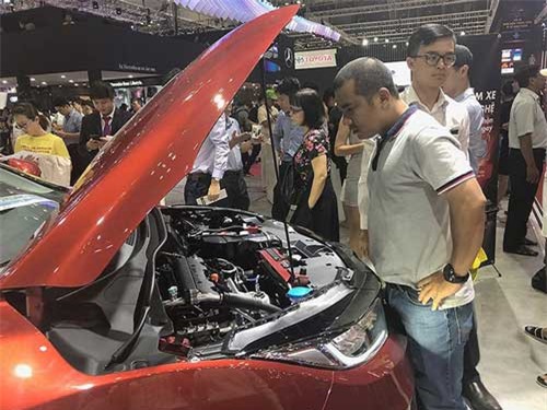 Người mua ô tô mất oan cả trăm triệu đồng vì lệ phí trước bạ