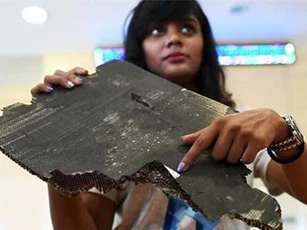 Thân nhân hành khách cung cấp 5 mảnh vỡ nghi của máy bay MH370