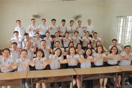 Clip: Buổi họp lớp sau 20 năm khiến các thành viên rơi nước mắt vì xúc động