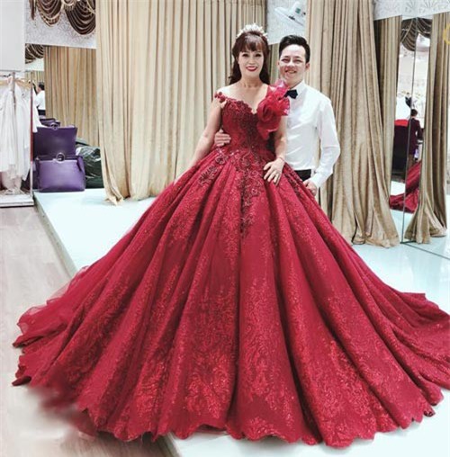  Cô dâu 62 tuổi chia sẻ sốc về việc bị cư dân mạng 'ném đá'