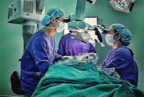 Hong tóc trước quạt, cô gái bị lột bay da đầu