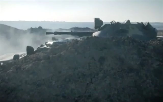 Xe tăng Ukraine tập trận bắn đạn thật