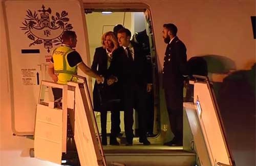 Tổng thống Pháp "bơ vơ" ở sân bay Argentina