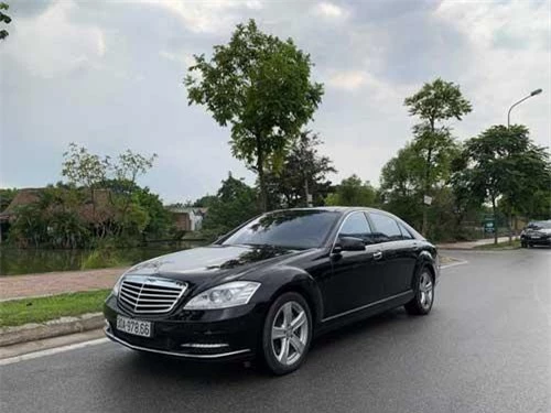 Mercedes-Benz S500 2010 biển số Hà Nội với giá bán thấp hơn 1 chiếc Mercedes-Benz C200 ra biển.