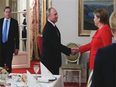 Mời Thủ tướng Đức đặc sản Nga, ông Putin gửi thông điệp vụ tàu Ukraine