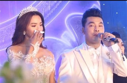 Ưng Hoàng Phúc bày tỏ tình cảm trong lễ cưới khiến Kim Cương xúc động rơi nước mắt