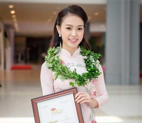 Người đẹp thành tích học tập “khủng” và loạt bạn gái hot girl của các tuyển thủ Việt