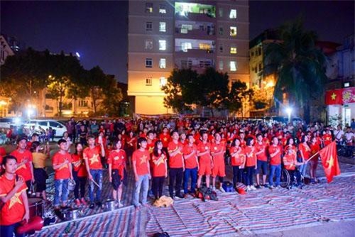 Cổ động viên Việt Nam phấn khích với chiến thắng của đội nhà