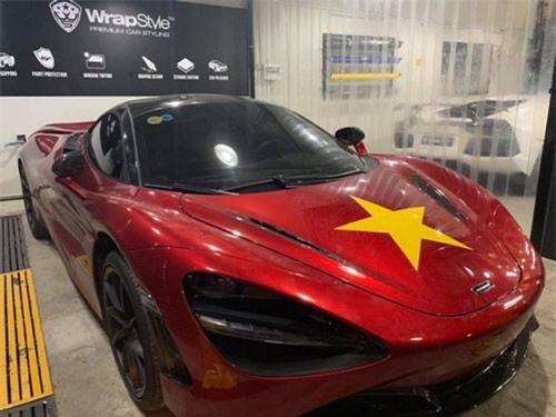 Siêu phẩm McLaren 720S đỏ được chủ nhân dán sao vàng để cổ vũ cho đội tuyển Việt Nam
