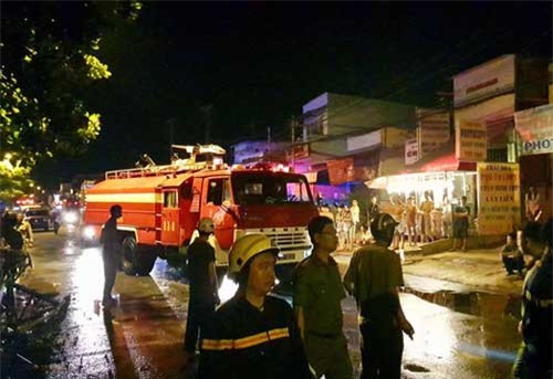 TPHCM: Cháy lớn trong đêm, 1 người chết, 20 người mắc kẹt