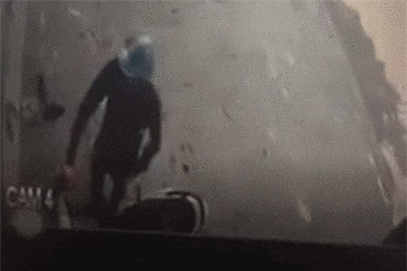 Clip: Tên trộm bẻ khóa xe với ‘tốc độ ánh sáng' trên phố Hà Nội