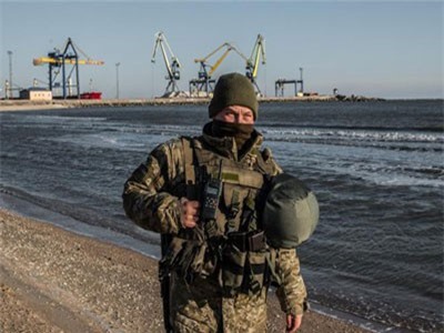 Ukraine cáo buộc hàng nghìn binh sĩ Nga áp sát biên giới