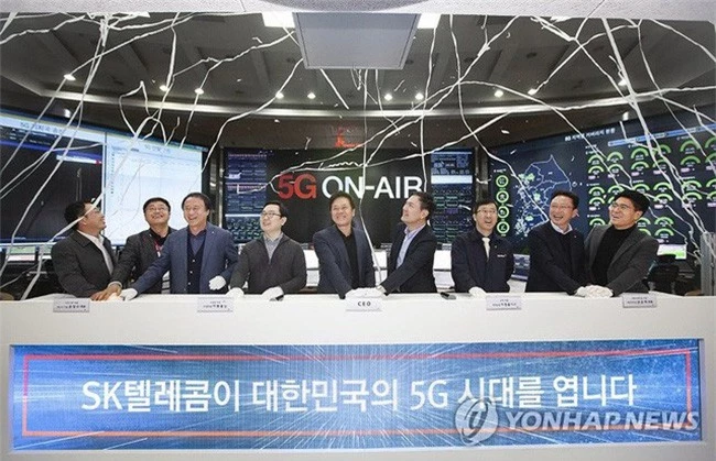 Lãnh đạo 3 nhà mạng viễn thông Hàn Quốc cùng nhất nút khởi động dịch vụ 5G ngày 1-12 - Ảnh: YONHAP