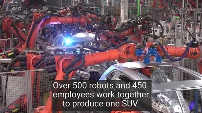 Để sản xuất một chiếc SUV cần đến hơn 500 robot và 450 nhân viên.