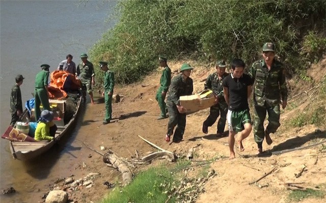 Dùng đò máy vận chuyển hàng trăm kg pháo lậu từ biên giới vào nội địa