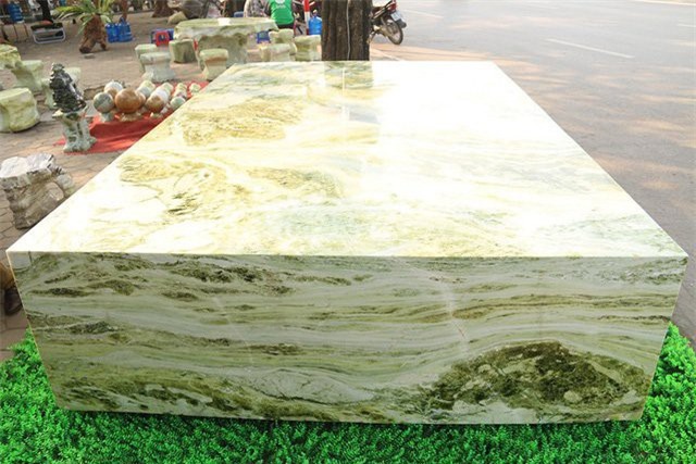 Khối ngọc nặng 16 tấn: Đại gia xẻ làm sập nằm cho mát lưng