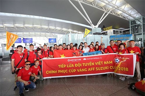 Hàng trăm cổ động viên Việt rợp cờ đỏ sao vàng sang Philippines cổ vũ bóng đá